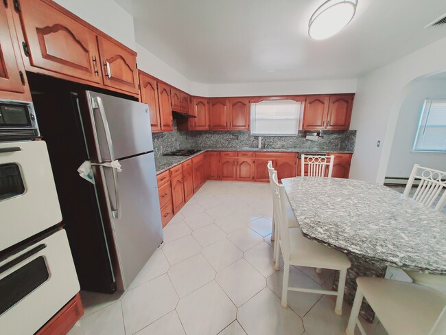 47 Dora St, Unit 3 in Stamford, CT - Building Photo - Building Photo