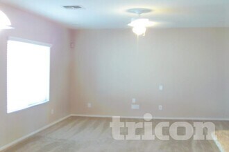 7044 W Branham Ln in Phoenix, AZ - Foto de edificio - Building Photo