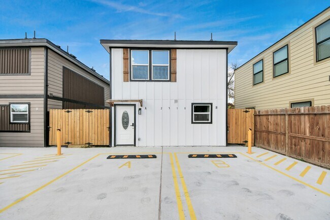 2310 Wavell St in Houston, TX - Foto de edificio - Building Photo