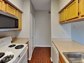 9747 Whitehurst Dr in Dallas, TX - Foto de edificio - Building Photo