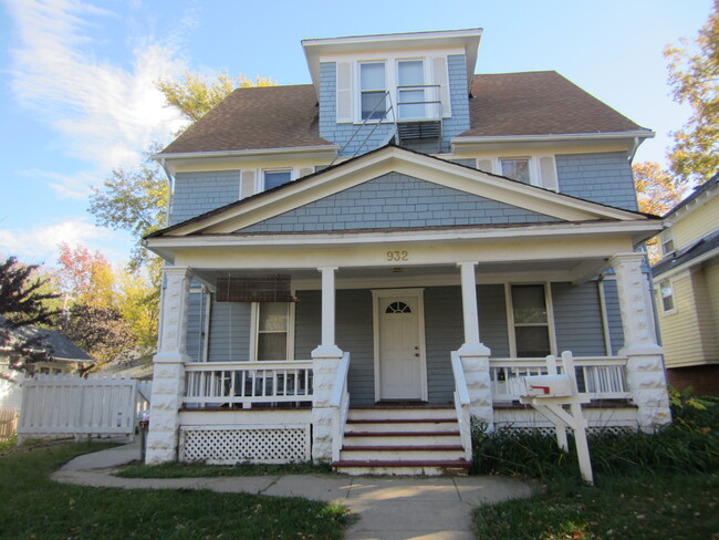 932 Mississippi St, Unit 2 in Lawrence, KS - Foto de edificio - Building Photo