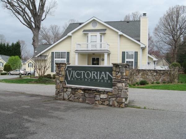 The Victorian at The Park in Greensboro, NC - Foto de edificio - Building Photo