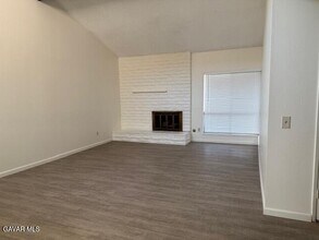 44104 30th St W in Lancaster, CA - Foto de edificio - Building Photo
