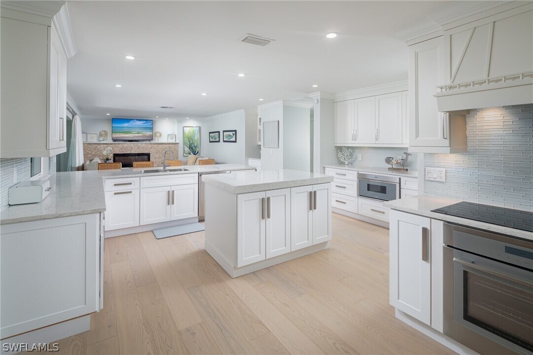 635 Fountainhead Ln in Naples, FL - Building Photo