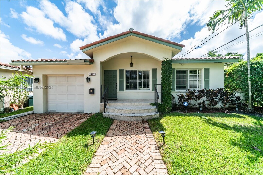 1507 Tangier St in Coral Gables, FL - Foto de edificio