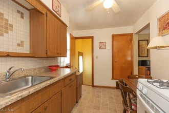 5918 Ira Ave in Cleveland, OH - Foto de edificio - Building Photo