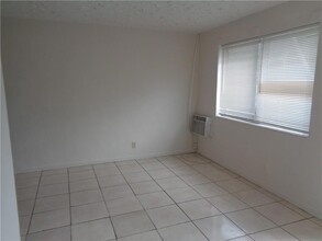 633 NW 11th Ave, Unit 2 in Fort Lauderdale, FL - Building Photo - Building Photo