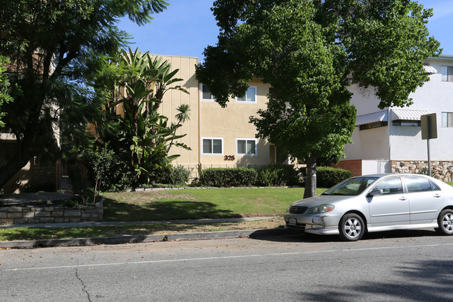 325 E Stocker St in Glendale, CA - Foto de edificio - Building Photo