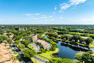 Palm Chase Condominium in Boynton Beach, FL - Foto de edificio - Building Photo