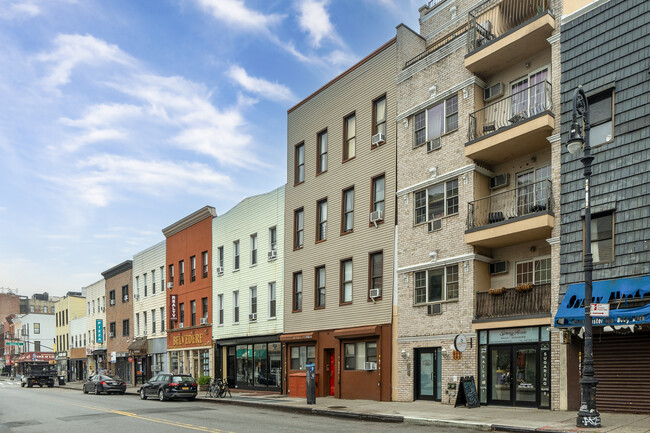 604 Manhattan Ave in Brooklyn, NY - Foto de edificio - Building Photo