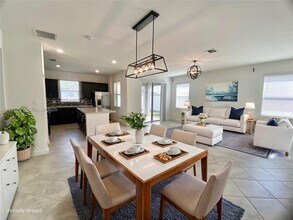 7879 NW Greenbank Cir in Port St. Lucie, FL - Foto de edificio - Building Photo