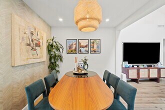 11038 Blix St in North Hollywood, CA - Building Photo - Building Photo