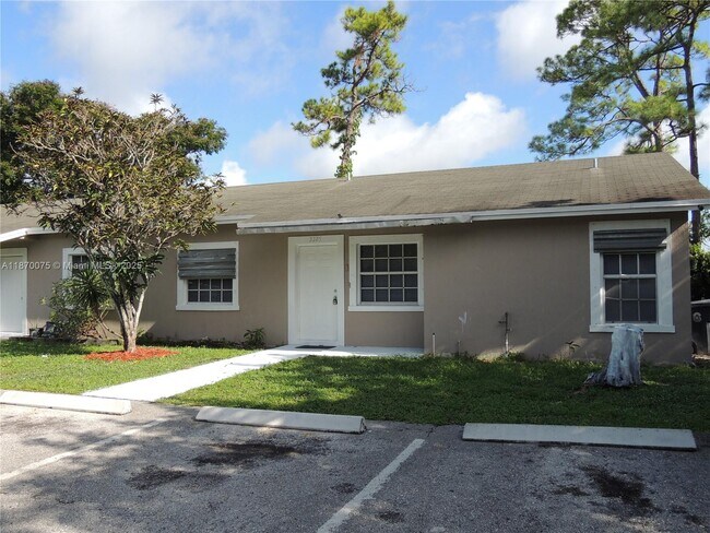 2225 Laura Ln in West Palm Beach, FL - Building Photo - Building Photo