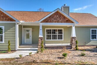 265 Lewis Creek Dr in Hendersonville, NC - Foto de edificio - Building Photo