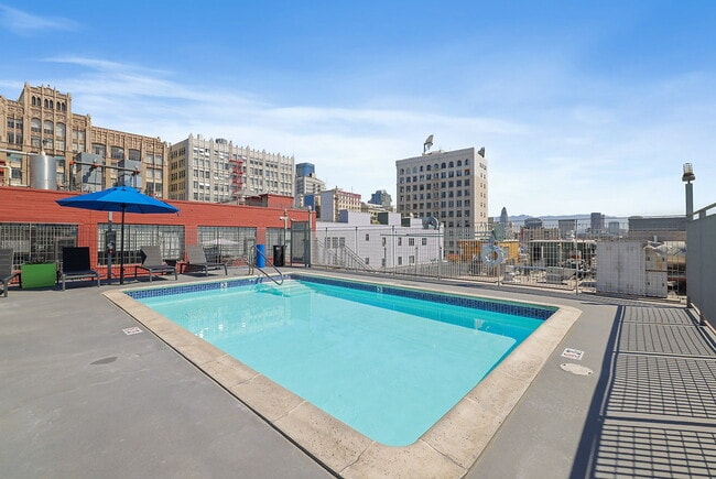 Santee Court in Los Angeles, CA - Foto de edificio - Building Photo
