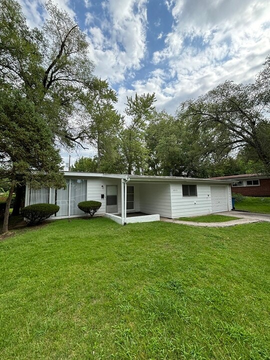 8313 Woodhurst Dr in Berkeley, MO - Building Photo