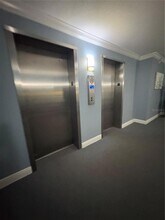 5220 Brittany Dr S, Unit 803 in St. Petersburg, FL - Foto de edificio - Building Photo