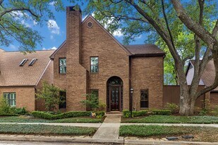 6 Pembrook Ct in Bellaire, TX - Building Photo