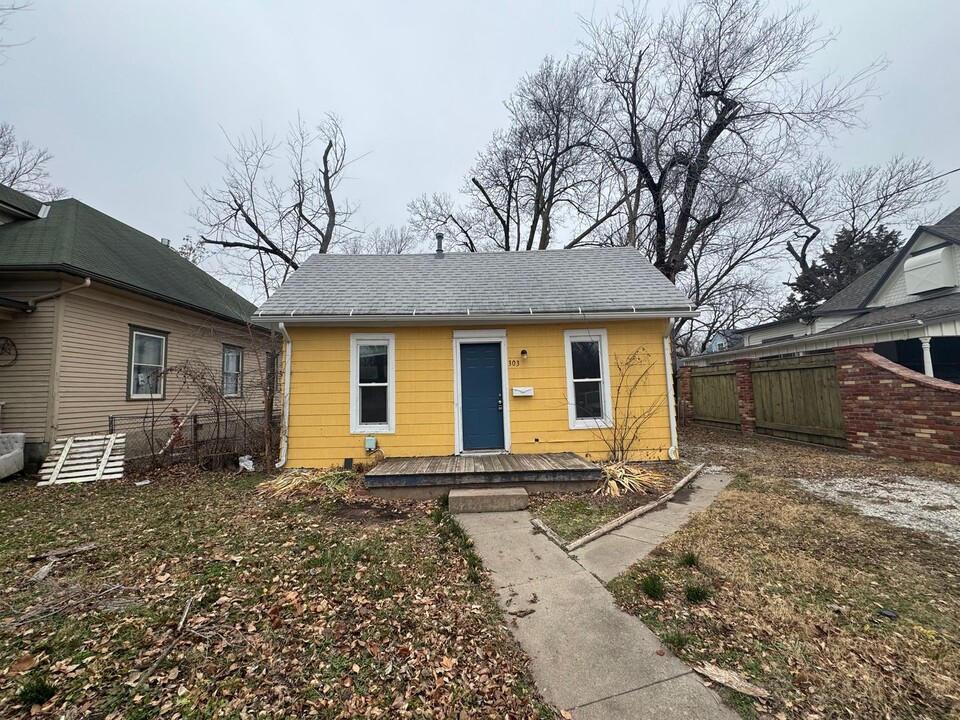 303 Allison St in Newton, KS - Building Photo