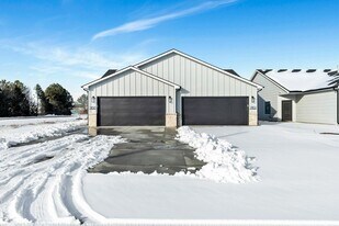 2102 Plaza Ct in Haysville, KS - Building Photo