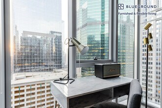 215 W Lake St in Chicago, IL - Building Photo - Building Photo