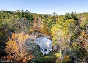 230 Middle Rd in Austerlitz, NY - Foto de edificio - Building Photo