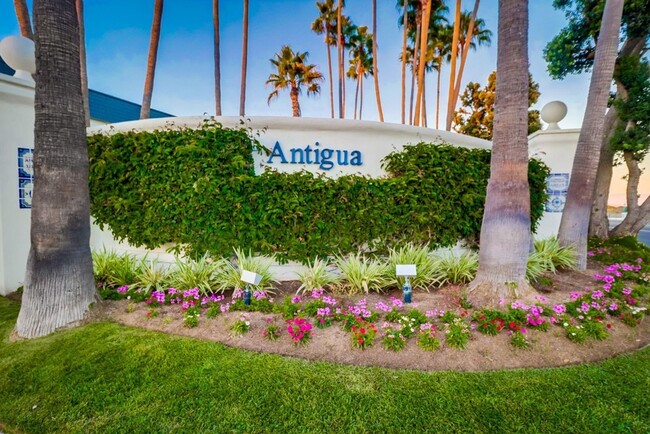 72 Antigua Ct in Coronado, CA - Foto de edificio - Building Photo