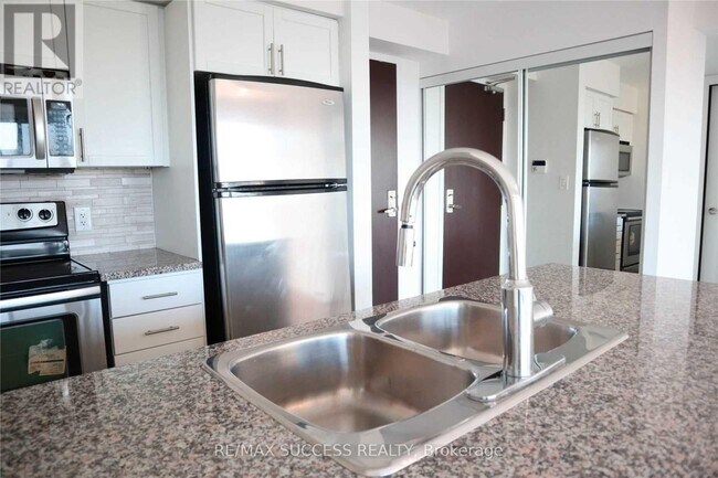 208-2208 Enfield Pl in Mississauga, ON - Building Photo - Building Photo