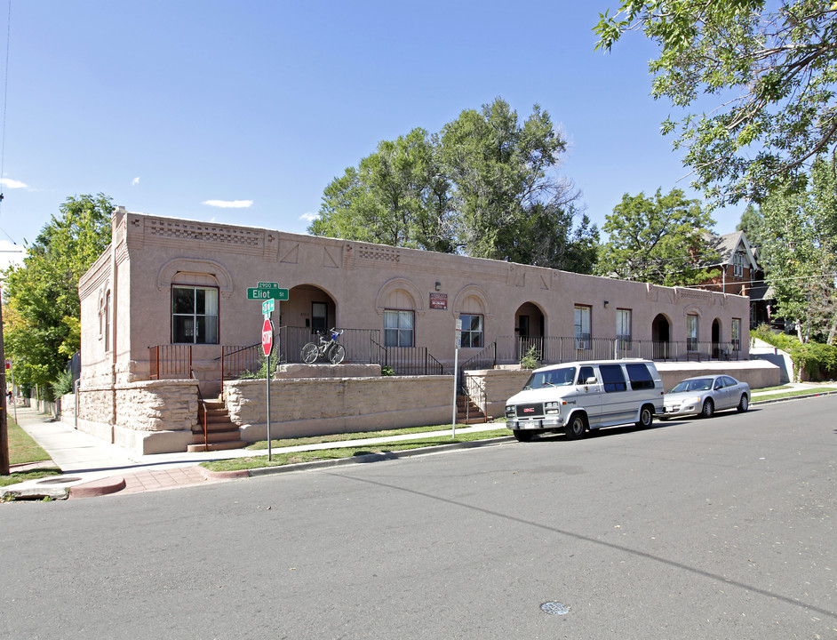 Americana Apartments in Denver, CO - Building Photo