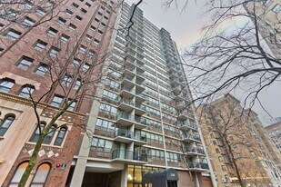 2740 N Pine Grove Ave in Chicago, IL - Building Photo