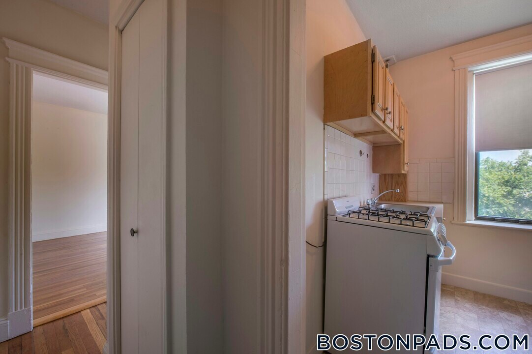 1160 Commonwealth Ave, Unit 29 in Boston, MA - Building Photo