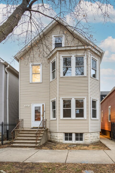 2137 N Maplewood Ave-Unit -1R in Chicago, IL - Building Photo
