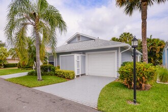 3267 NE Catamaran Terrace in Jensen Beach, FL - Foto de edificio - Building Photo