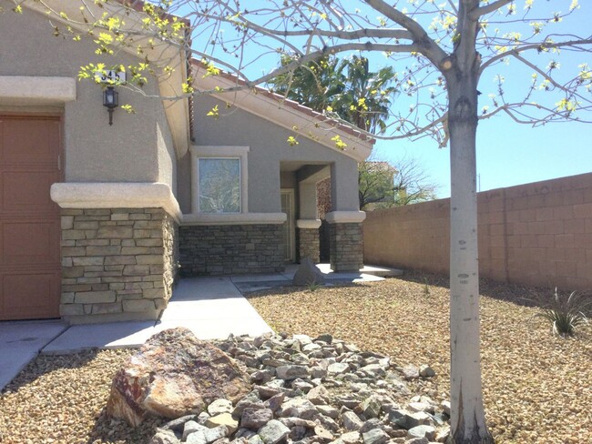345 W Arrowbird Ave in North Las Vegas, NV - Building Photo - Building Photo