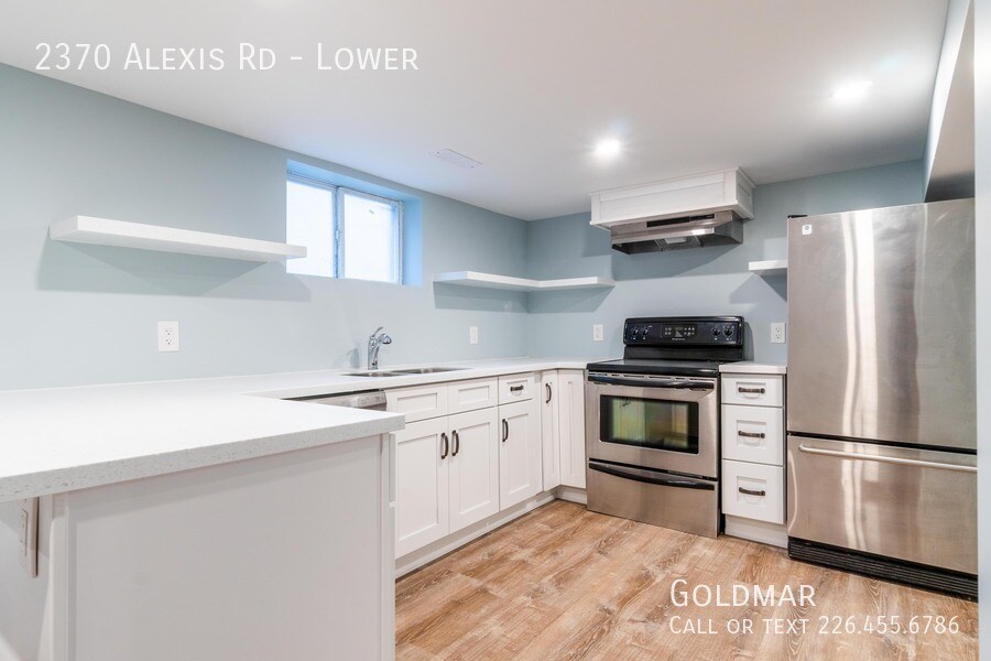 2370 Alexis Rd in Windsor, ON - Building Photo