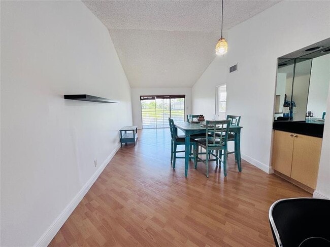 2827 N Course Dr