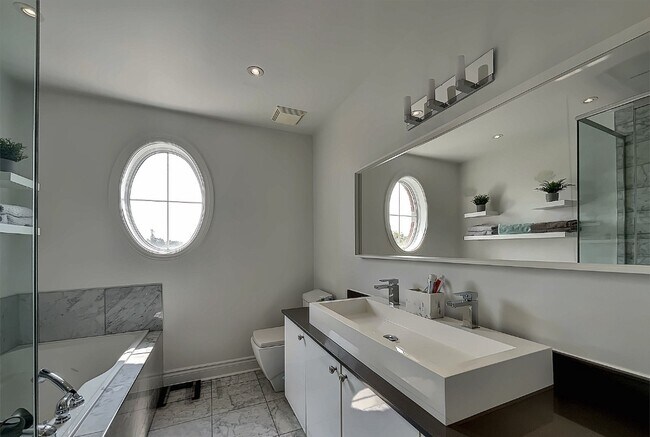 8 Dufferin Rue in Hampstead, QC - Building Photo - Building Photo