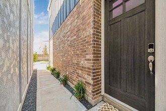 9804 Rugged Oaks Dr in Houston, TX - Building Photo - Building Photo