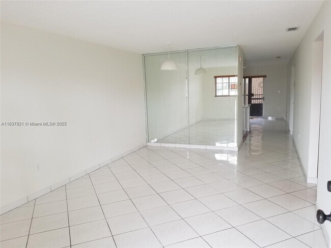 8851 NW 119th St in Hialeah, FL - Building Photo - Building Photo