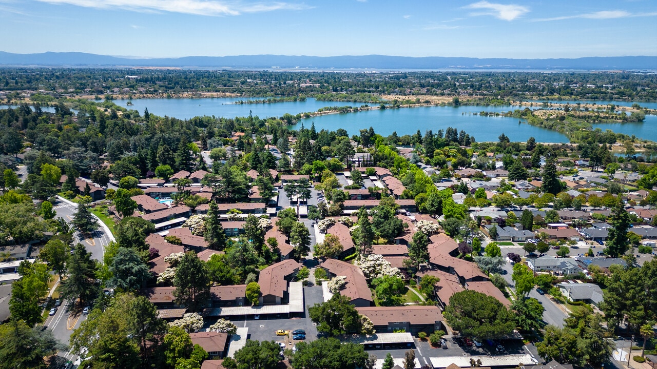 Casa Arroyo Apartments in Fremont, CA - Foto de edificio