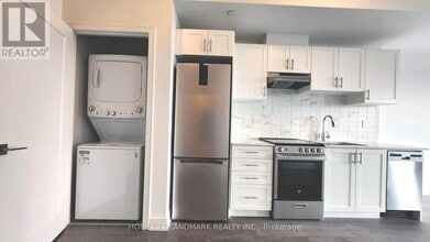 715 Davis Dr in Newmarket, ON - Building Photo - Building Photo