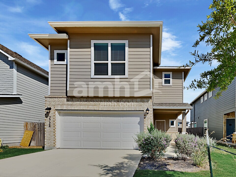 2724 Geronimo Crk in Geronimo, TX - Building Photo