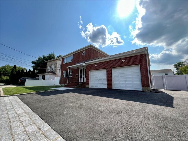 10 Dougherty St in Glen Cove, NY - Building Photo - Building Photo