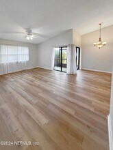 8333 Derbyshire Pl in Jacksonville, FL - Foto de edificio - Building Photo