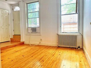 218 Newark Ave in Jersey City, NJ - Building Photo - Building Photo