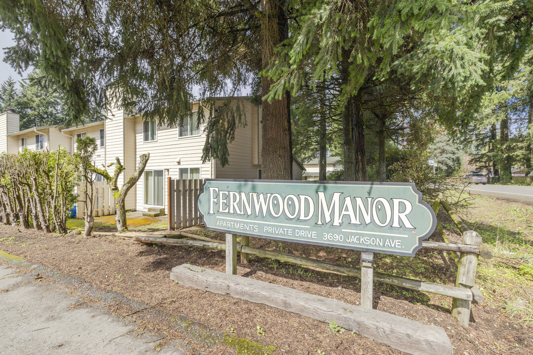 Fernwood Manor in Port Orchard, WA - Foto de edificio