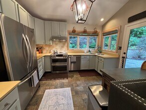 33 Woodland Dr in Pittsburgh, PA - Building Photo - Building Photo
