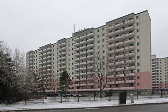 1180 Forestwood Dr in Mississauga, ON - Building Photo - Primary Photo