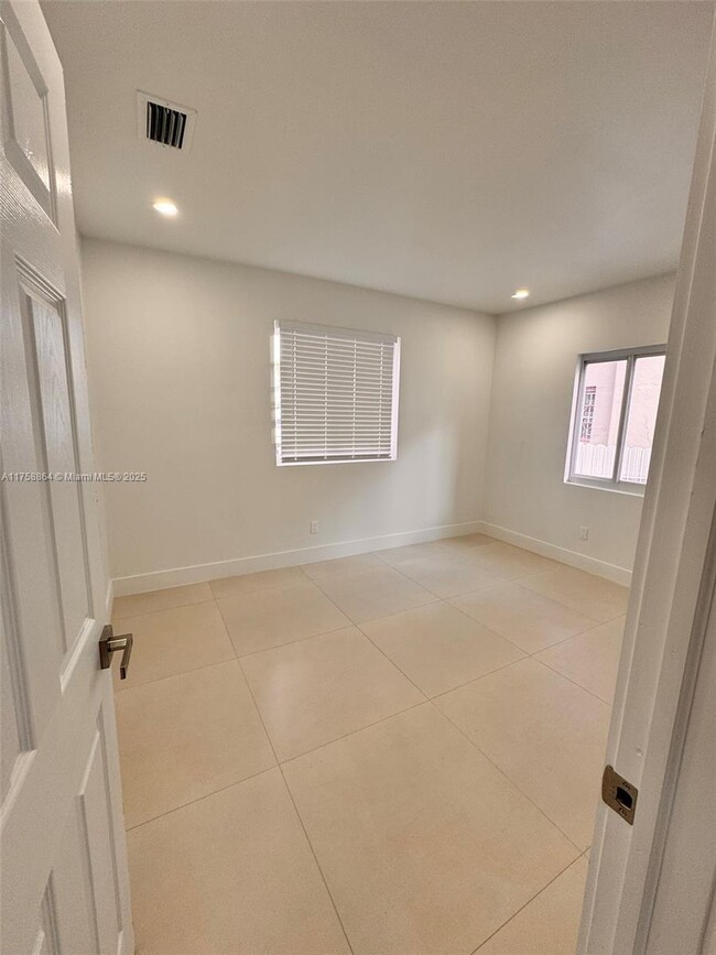 727 NW 77th St in Miami, FL - Building Photo - Building Photo