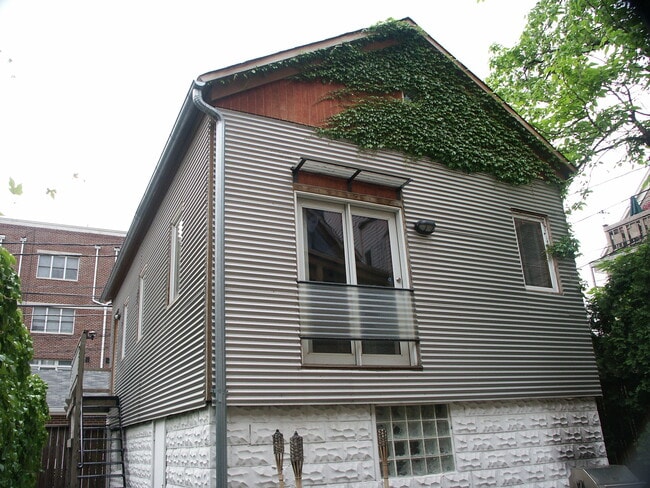 2622 N Burling St, Unit coach house